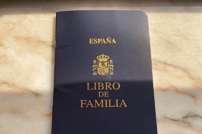 Imatge d'un Llibre de Família, un document habitual a les llars.