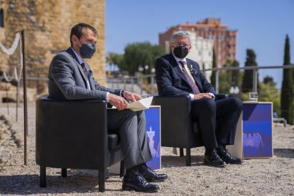 El pregonero de la Semana Santa tarraconense del 2021, el ginecólogo Jordi Sentís, junto al alcalde de la ciudad, Pau Ricomà.