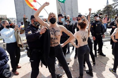 La Policia separando los dos grupos.