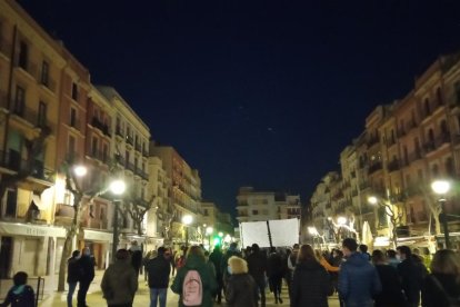 Manifestants dirigint-se cap a la plaça Imperial Tàrraco.