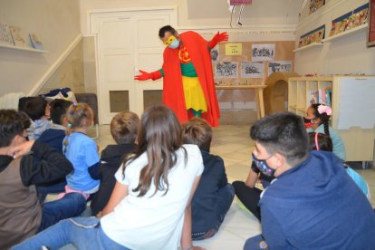 El superheroi en una sessió amb un grup d'escolars del Miracle.