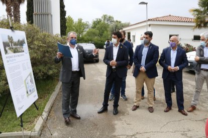 El director de l'ACA, Lluís Ridao, amb el conseller Damià Calvet, durant una visita.