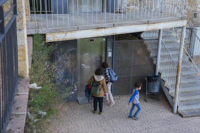 Imagen de una familia esperando el ascensor, que se encuentra fuera de servicio desde medios de marzo.