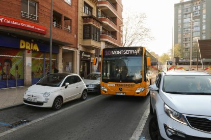 Un autobús de la empresa municipal, por el centro de Reus.