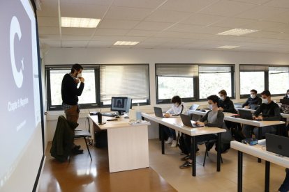 Estudiantes de la escuela universitaria de pilotos de Reus, el Cesda, durante una clase.