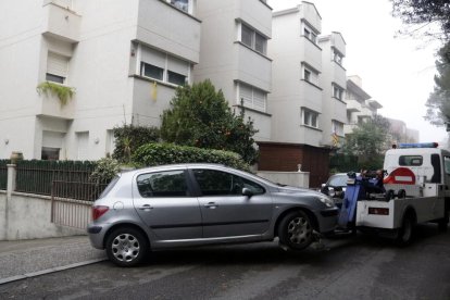 Imagen de archivo de un coche llevándose una grúa.