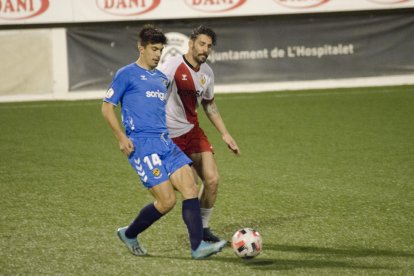 Álex Quintanilla con la exgrana De la Espada durante l'Hospitalet-Nàstic.