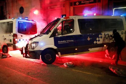 os manifestantes atacan la comisaría de La Rambla con cócteles molotov durante la marcha para pedir la libertad de Pablo Hasel, hoy sábado en Barcelona.