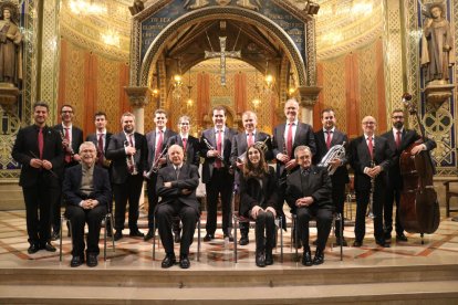 El mossèn Joaquim Mesalles, mossèn Frederic Pujol, la compositora Anna Abad, monsenyor Valentí Miserachs, els músics de la cobla Sant Jordi-Ciutat de Barcelona i el director Marcel Sabaté.