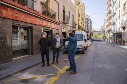 Puig explicant l'ampliació de la vorera de Maria Cristina i el pintat del pas de vianants.