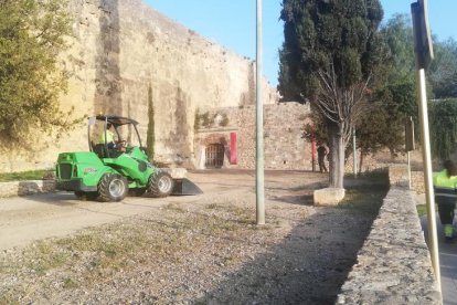 La Brigada Municipal de l'Ajuntament arranjant el paviment.