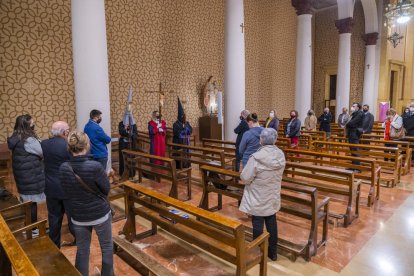 Después de muchos años, la iglesia de Sant Pau volvió a acoger el viacrucis del Lunes Santo, que tradicionalmente se hace en la Parte Alta.