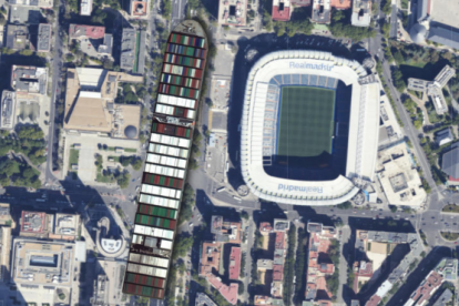 El buque Ever Given a escala real junto al estadio Bernabéu del Real Madrid.