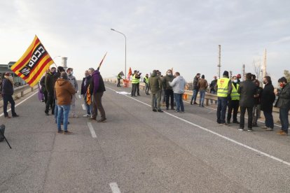 Un grup de treballadors d'IQOXE concentrats a l'entrada de l'empresa durant la jornada de vaga.