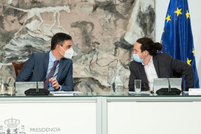 El president del govern espanyol, Pedro Sánchez, amb el vicepresident segon, Pablo Iglesias, en l'últim Consell de Ministres del líder de Podem.