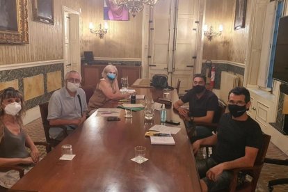 Imagen de archivo de una de las reuniones entre el gobierno y antidades que se reprendieron en verano.