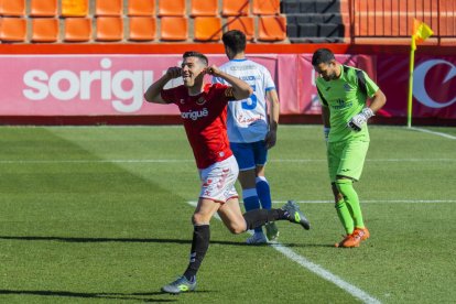 Javi Bonilla celebrando una diana anotada en el Nuevo Estadio esta temporada contra el Prat.