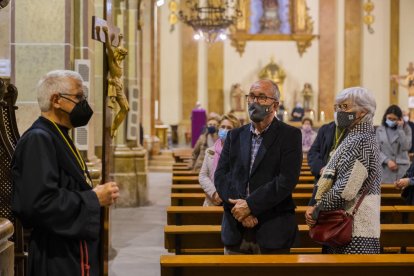 En aquesta ocasió, es va fer servir un Sant Crist de mida reduïda per evitar esforços als portants.