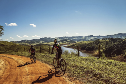 Imagen de archivo de dos ciclistas.