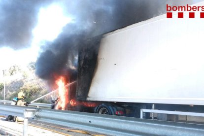 La tractora del camión ha quedado completamente afectada por el fuego.