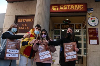 Brindis delante del estanco 'Les Oques' de Reus, con la comercial de Loteries de Catalunya, la premiada Laia Navarro con el 3.º premio de la Grossa y su pareja, y la responsable del estanco, Lara Martínez.