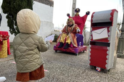 Imagen de una niña delante del Paje Real.