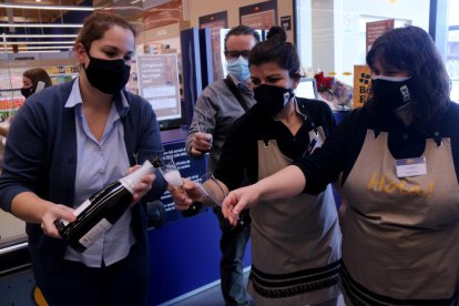 Plano conjunto de un grupo de trabajadoras del supermercado Bonpreu i Esclat de Tortosa celebrando el tercer premio de la Grossa de Cap d'Any.