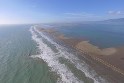 Pla aeri de la platja exterior de la barra del Trabucador, al delta de l'Ebre, un any després del pas del Gloria.