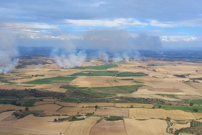 Vista aèria d'alguns dels focs en camps agrícoles.