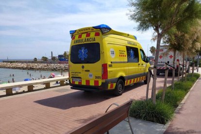 Les ambulàncies del SEM i de Creu Roja a la platja del Miracle aquesta tarda.