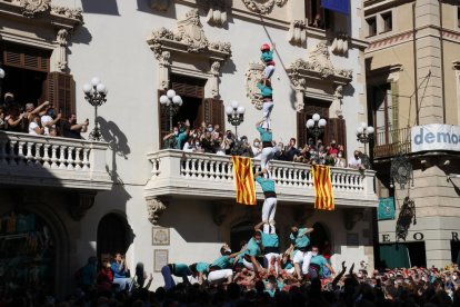 4 de 8 amb l'agulla descarregat pels Castellers de Vilafranca, en primera ronda, a la diada de Tots Sants.