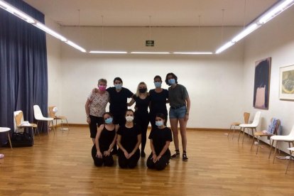 En la izquierda Rosa Mateu, con las alumnas de la Escola de Teatre.