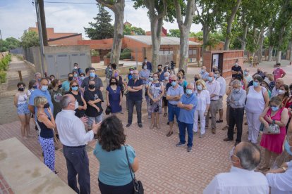 Los asistentes al acto de la Boca de la Mina durante las explicaciones del alcalde, Carles Pellicer.