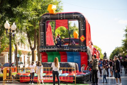 Inflable a la Rambla Nova durant el primer cap de setmana d'activitats dels Bons Comerç.