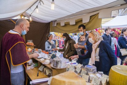 Els tarragonins van aprofitar per passejar per les parades i remenar els productes del Mercat.