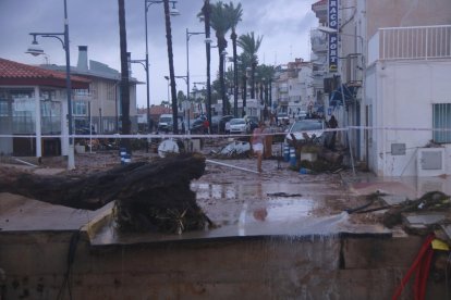 Plano abierto de destrozos en las Cases d'Alcanar.