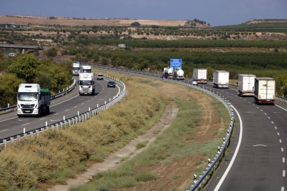 Una imagen de la AP-2 cargada de tráfico de coches y camiones.