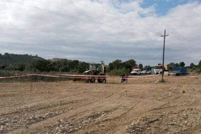 Un tractor trabajando en las obras para construir la depuradora.