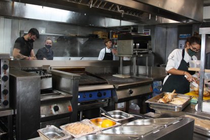 Los cocineros preparando los platos para la cena con actores del sector turístico en Londres.