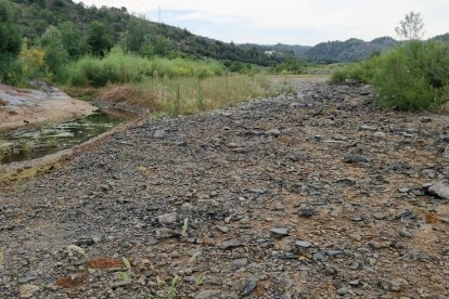 Plano general de un tramo del río Siurana, a su paso por el Masroig.