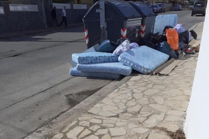 Diversos matalassos abandonats al carrer.