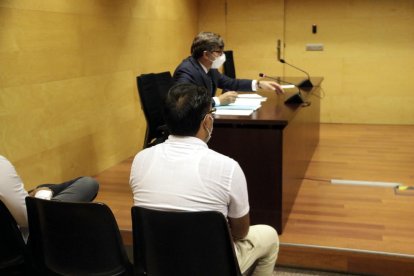 D'esquenes, el repartidor de menjar a domicili acusat de violar un menor a Santa Coloma de Farners.