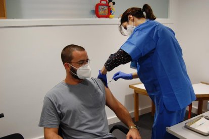 Una sanitària injectant la segona dosi de la vacuna de la covid-19.