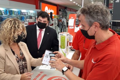 Plano medio de la alcaldesa de Tortosa, Meritxell Roigé, en un establecimiento adherido en la campaña comercial Bonos Tortosa.