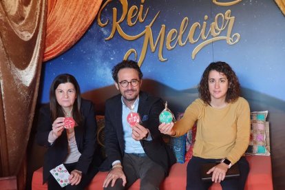 La regidora de Cultura, Manuela Moya, l'alcalde, Pere Segura, I la regidora de Turisme, Cristina Cid.