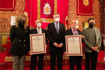 Federico Adan y Rafel Vidal Ragazzon mostrando los diplomas, ayer, con el alcalde, Pau Ricomà.