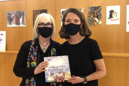 La escritora Elena Fora y la ilustradora Teresa Llorach ayer en la Biblioteca Xavier Amorós.