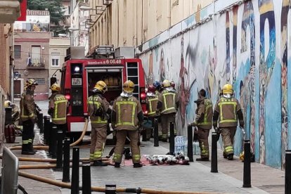 En l'extinció del foc han participat 16 dotacions de bombers.