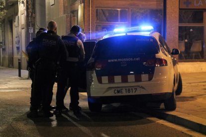 Los Mossos d'Esquadra deteniendo una persona en el barrio de Sarriá