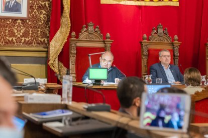 El teniente de alcalde de Servicios Generales, Jordi Fortuny, en una de sus intervenciones en el pleno de ayer.